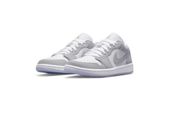 this weekend at retailers but prior to we now have the official images from Nike